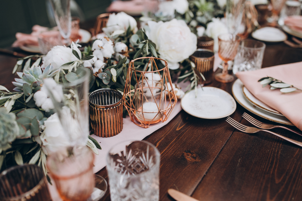On,Wooden,Banquet,Table,Are,Glasses,,Plates,,Candles,,Table,Is Anfrage